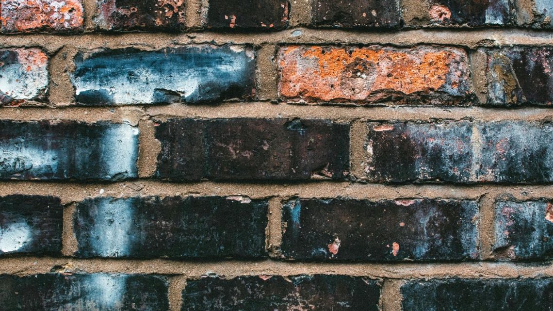 7 Little-Known Tricks That Make Walls Look Taller Without Touching a Single Brick