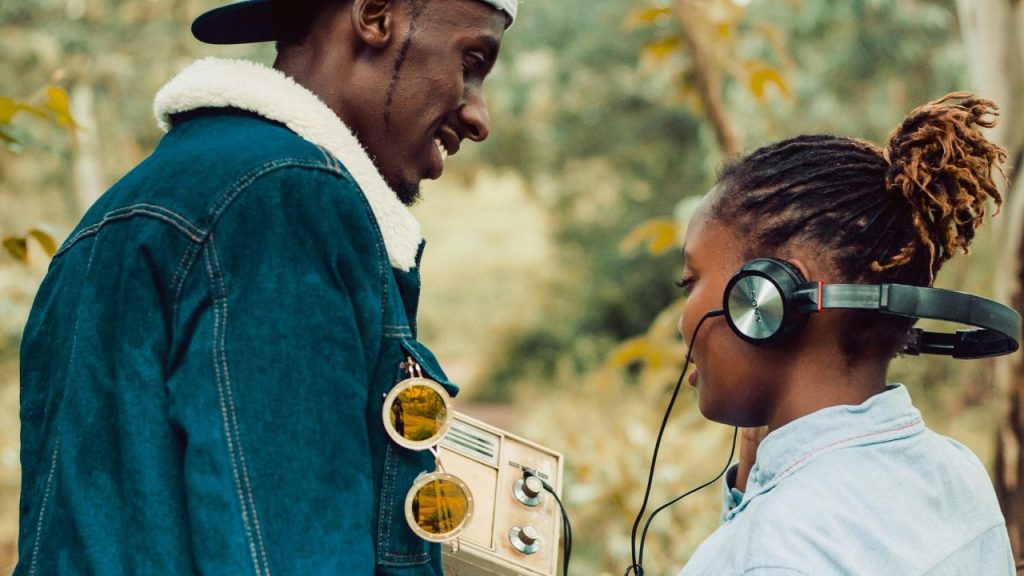 7 Ways Friendships Felt Different in the 90s That Gen Z Might Not Believe