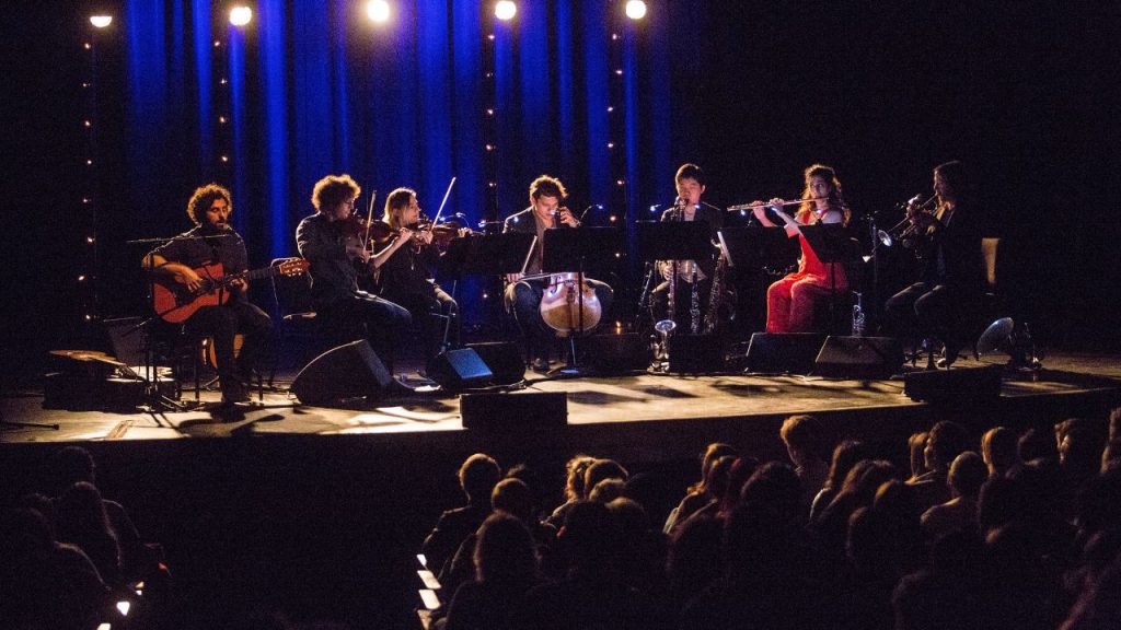 9 Evening Traditions Families Had in the 1920s That Feel Unusual Now