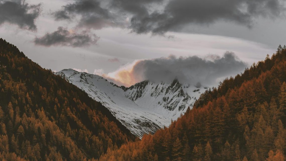 9 Places That Change Completely Between Seasons