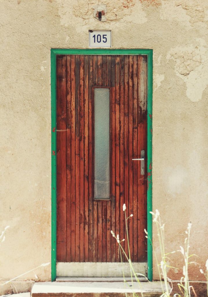 VISIBLE REPAIRS AND WEAR