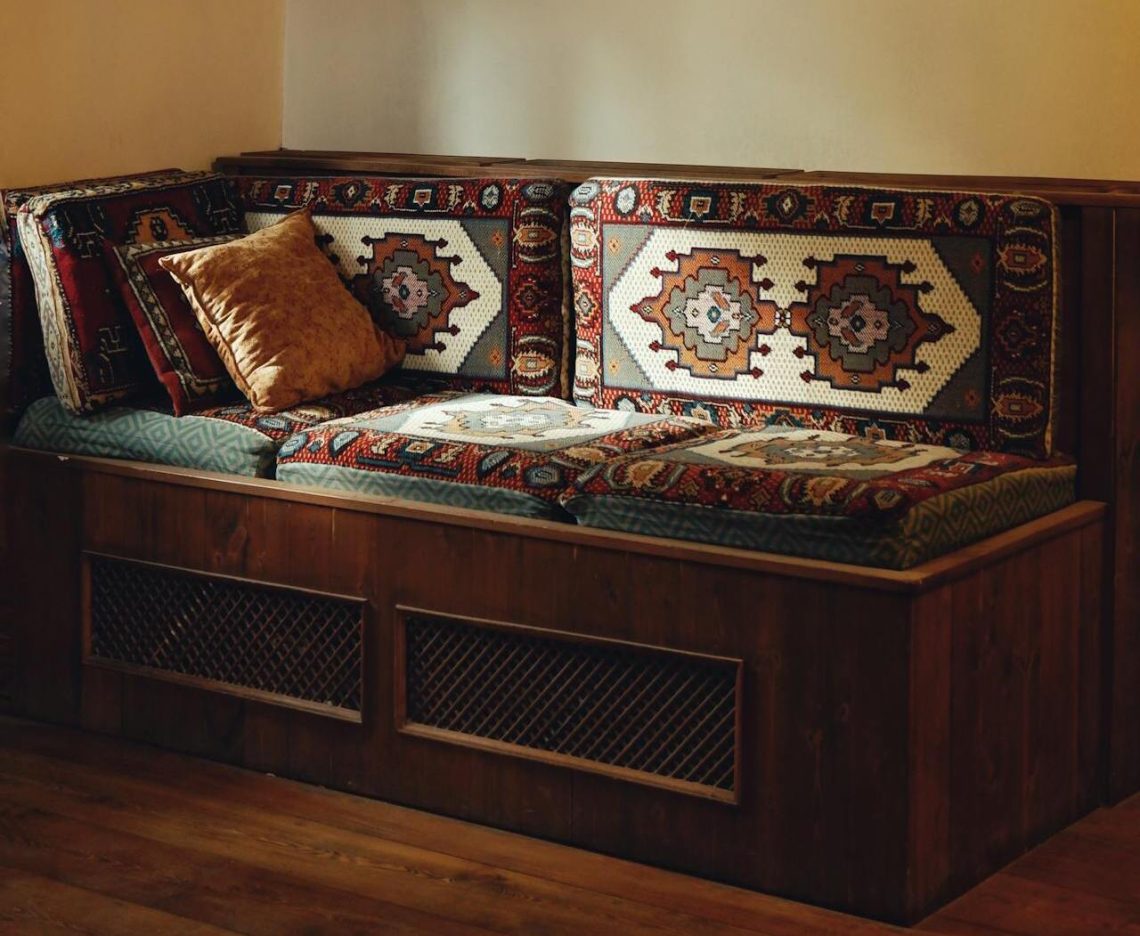 7 Things Every '90s Living Room Had