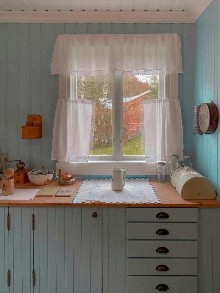 Café Curtains That Create a Cozy Atmosphere