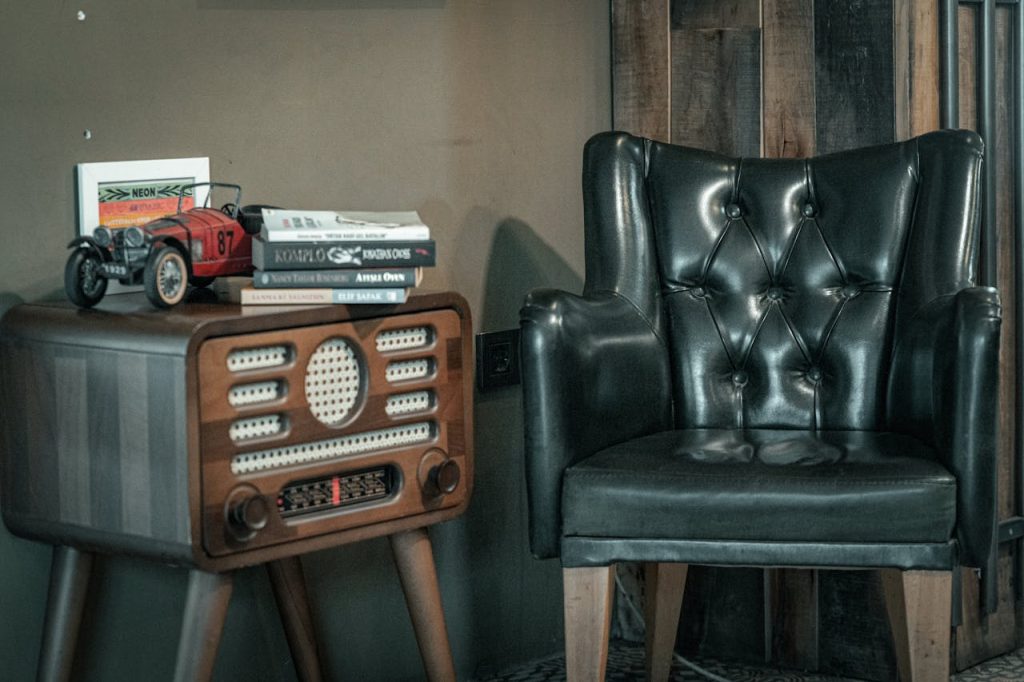  Vintage Furniture and Mid‑Century Pieces