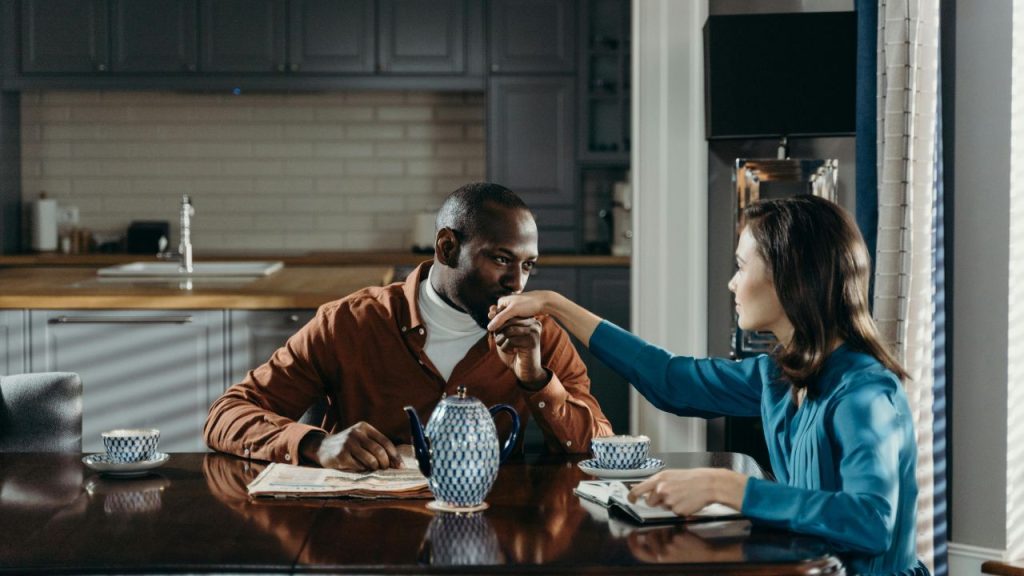 7 Moments When Silence Between Couples Feels Comfortable