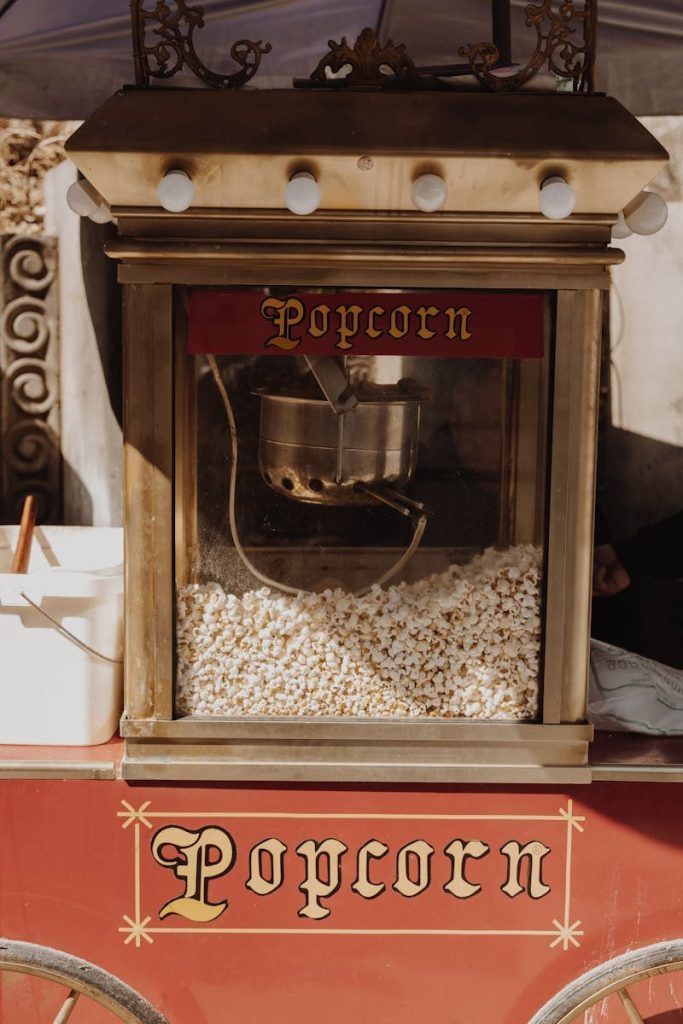 Vintage popcorn machine displaying fresh popcorn in a nostalgic setup.